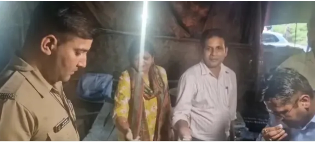 गंदगी में बन रहे थे खिले-खिलौने और बतासे:  बनभूलपुरा में छापेमारी,,,,