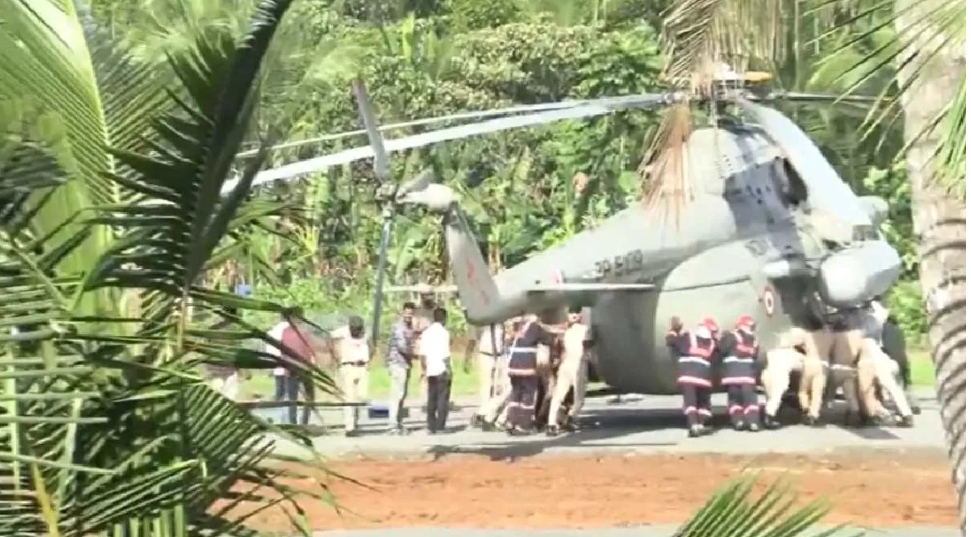 ब्रेकिंग न्यूज़: राष्ट्रपति मुर्मू के हेलिकाप्टर का टायर कंक्रीट के गड्ढे में फंसा, दुर्घटना होने से बची….