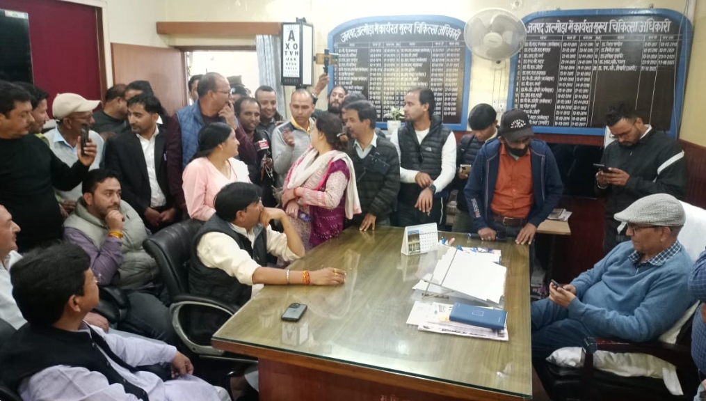 अल्मोड़ा: कांग्रेस ने  CMO ऑफिस का  किया घेराव, दबाव में रद्द हुआ 2 डॉक्टरों का ट्रांसफर आदेश……