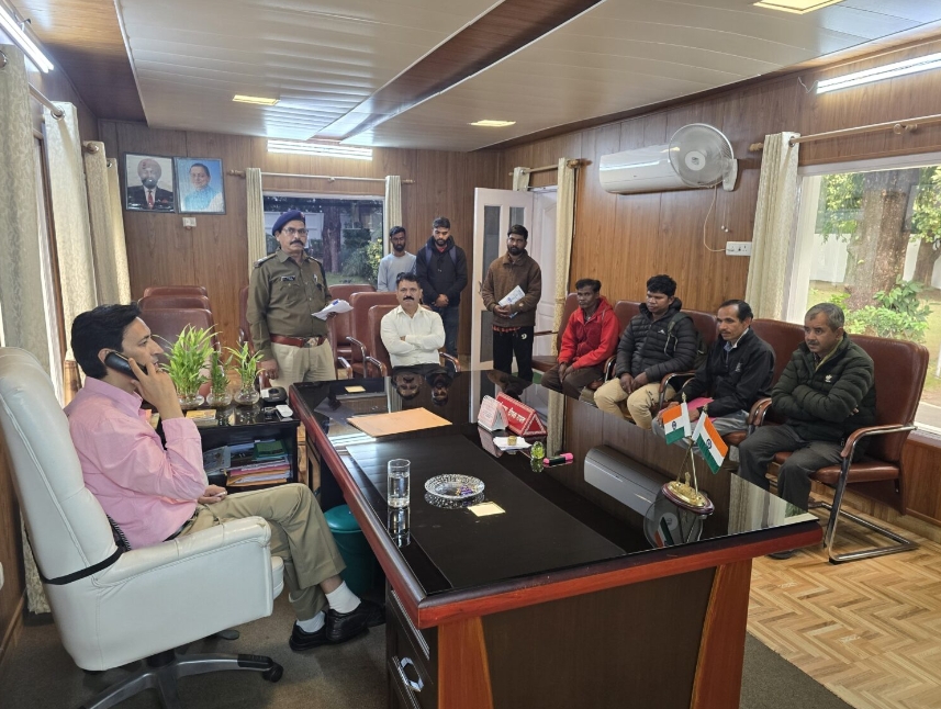 नैनीताल: बिना लाइट के संचालित हो रहे ई-रिक्शाओं का कुमाऊं कमिश्नर ने कटवाया चालान।