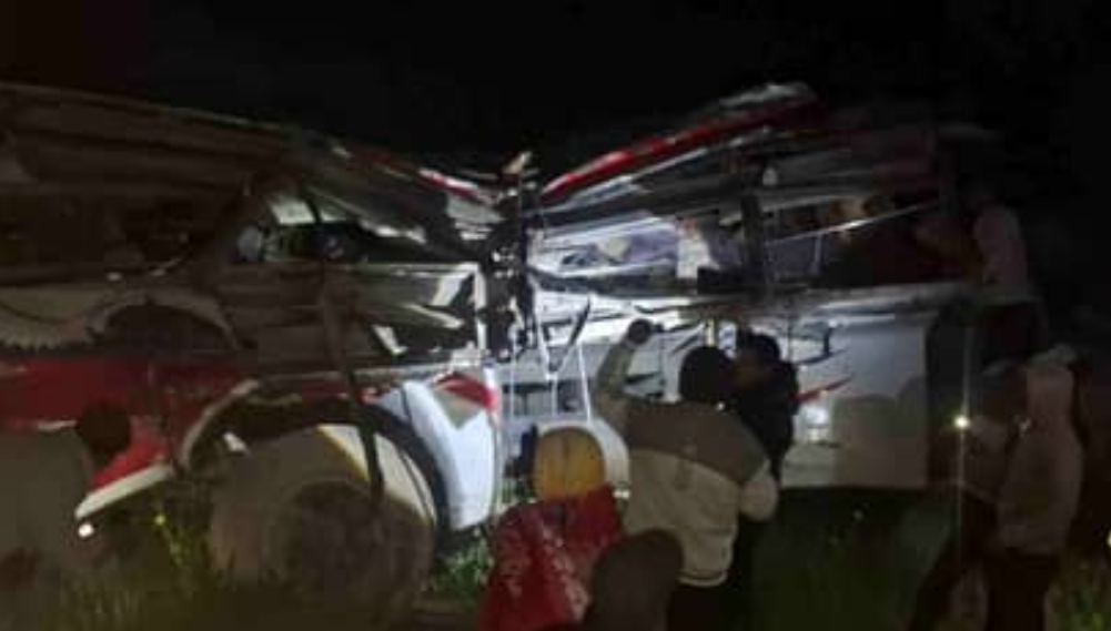 दुखद बस हादसा, 13 लोगों की मौत की खबर।