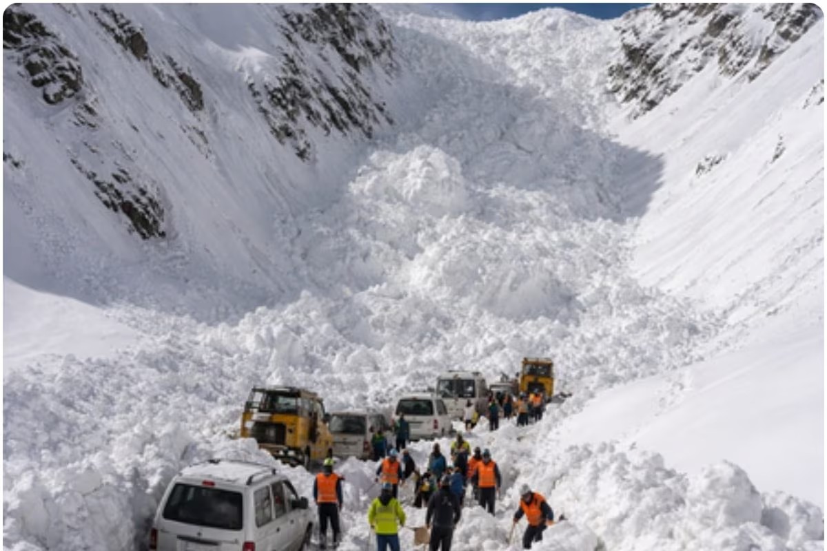 ज़ोजिला दर्रे में भीषण हिमस्खलन, 7 की मौत,,,,,! Video