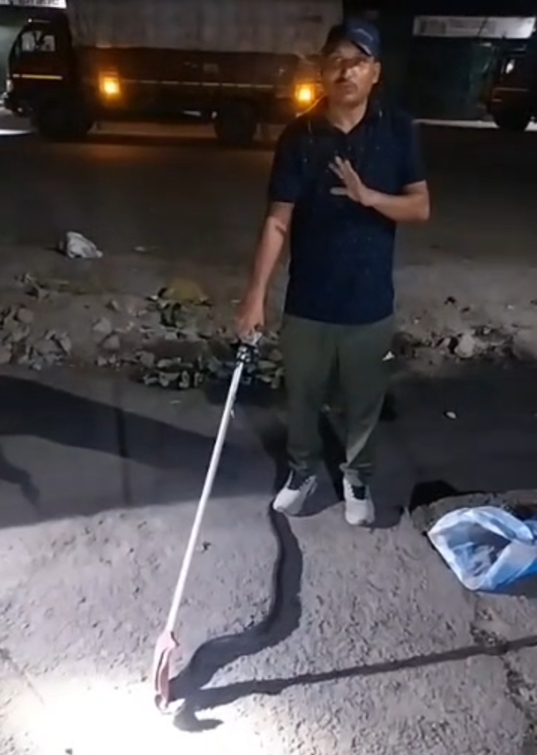 हल्द्वानीः तराई केंद्रीय वन प्रभाग के सुभाष चंद्र ने किया कोबरा सांप का रेस्क्यू,,,,,,!