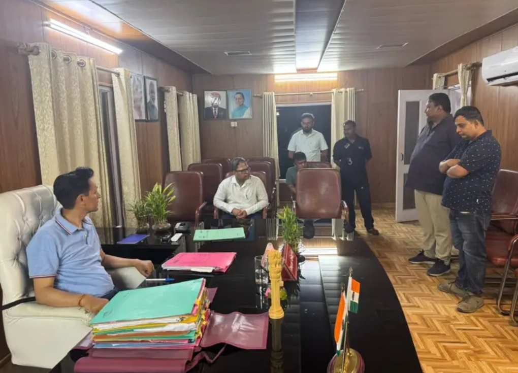 हल्द्वानी: कमिश्नर दीपक रावत ने करवाई, इंडेन गैस एजेंसी कर्मियों के खिलाफ FIR,,,,,,,!