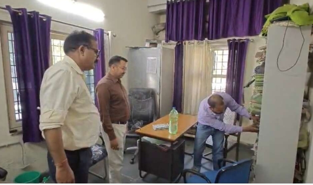 हल्द्वानी:  सिटी मजिस्ट्रेट AP वाजपेई के छापे में, सहायक अभियंता मिले नशे में,,,,,,, हुआ निलंबन।