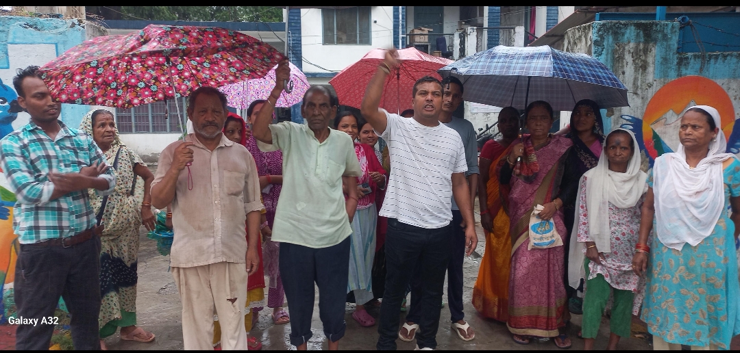 हल्द्वानीः राजपुरा में पानी के संकट को लेकर फूटा जनाक्रोश, भारी बारिश में जल संस्थान के खिलाफ निकाली जोरदार प्रदर्शन। Video